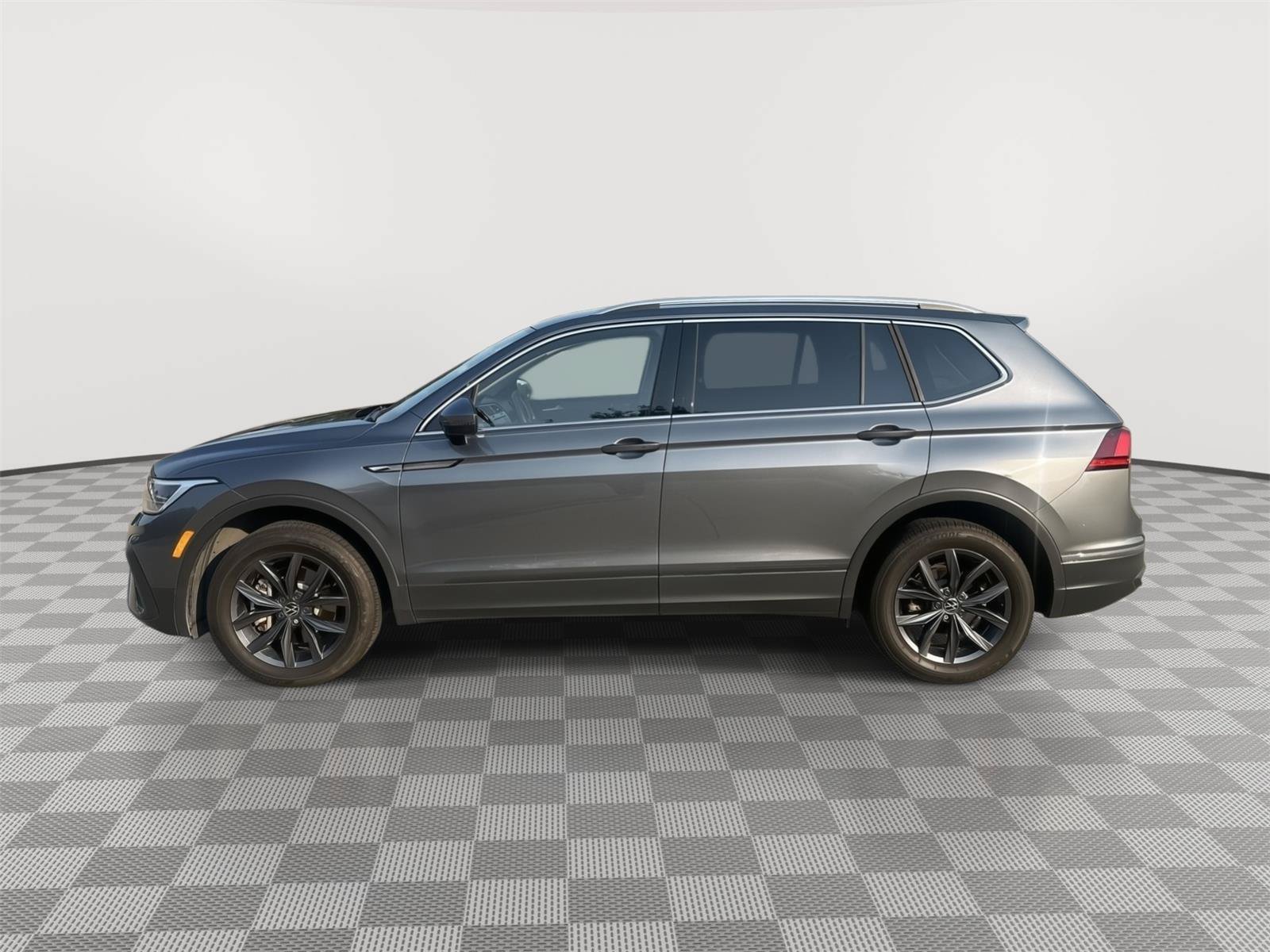 Used 2023 Volkswagen Tiguan SE AWD/4WD image 1