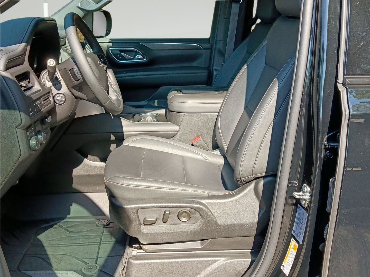 Used 2024 Chevrolet Tahoe Z71 w/ Luxury Package AWD/4WD image 28