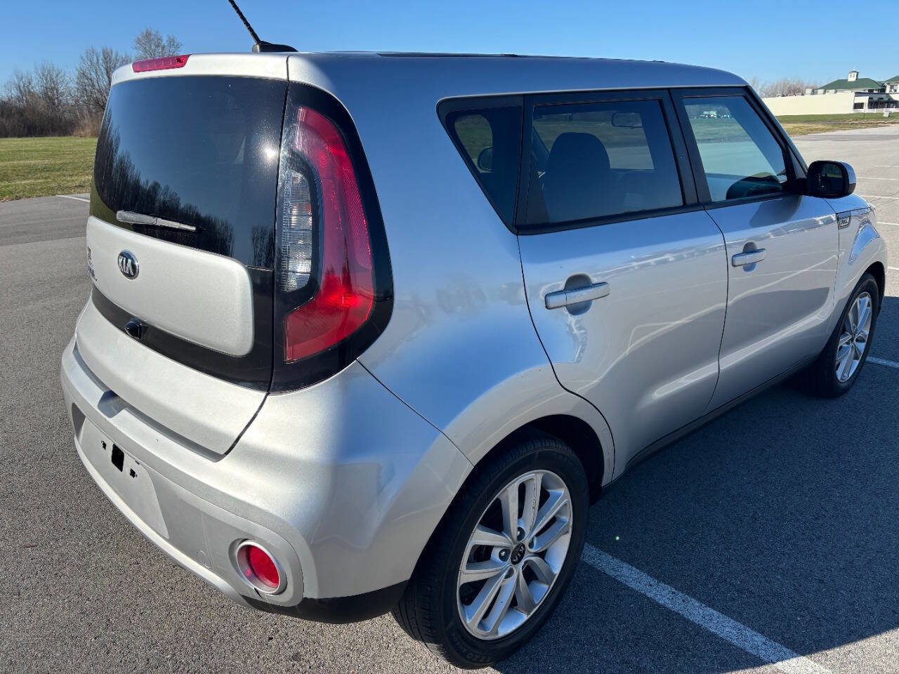 Used 2017 Kia Soul + image 5