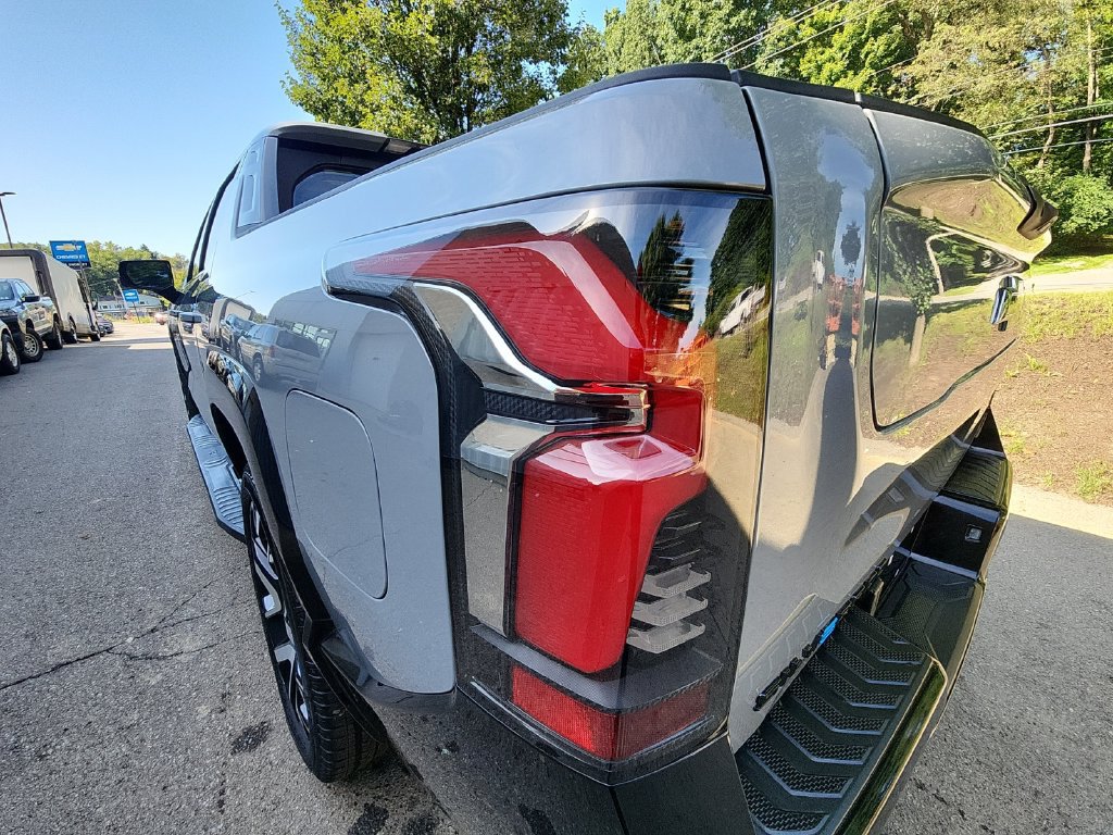 Certified 2025 Chevrolet Silverado EV RST AWD/4WD image 32