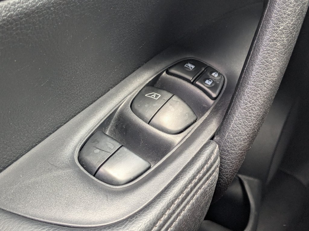 Used 2015 Nissan Rogue SV FWD image 9