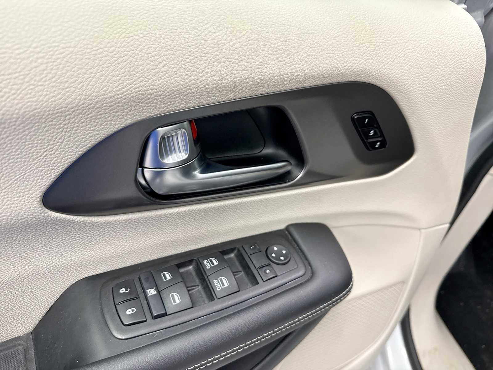 Used 2024 Chrysler Pacifica Touring-L image 21