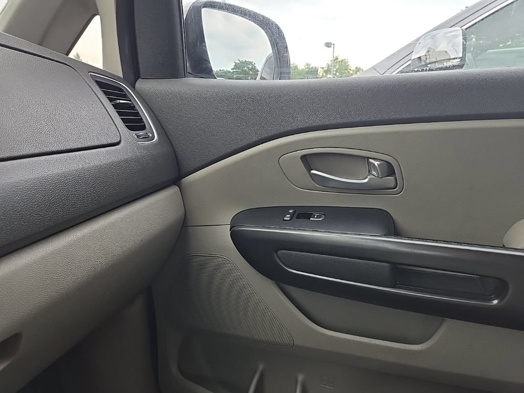 Used 2017 Kia Sedona LX w/ LX Essentials Premium Package FWD image 24