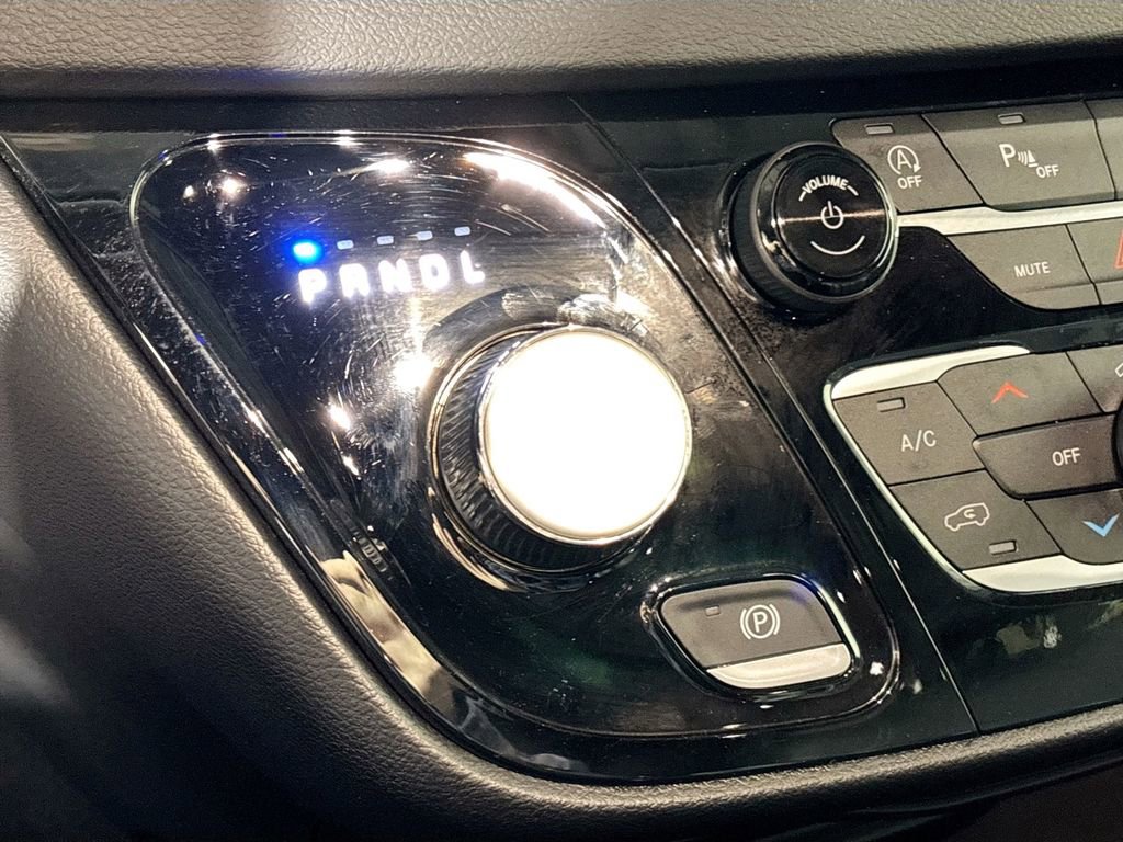 Used 2025 Chrysler Pacifica Select image 17