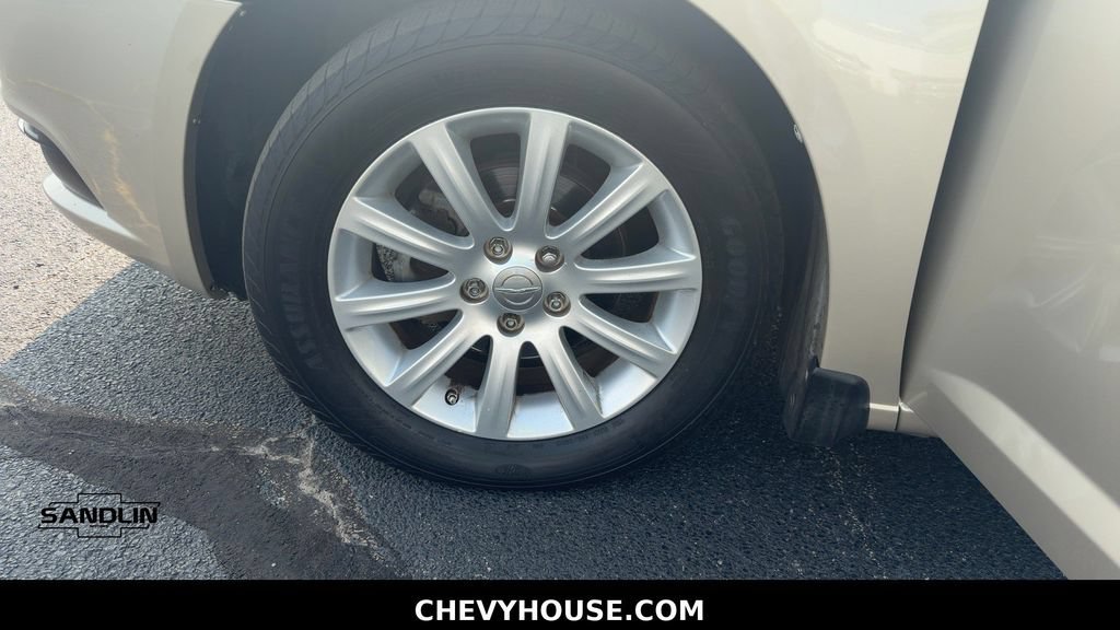 Used 2013 Chrysler 200 Touring FWD image 19