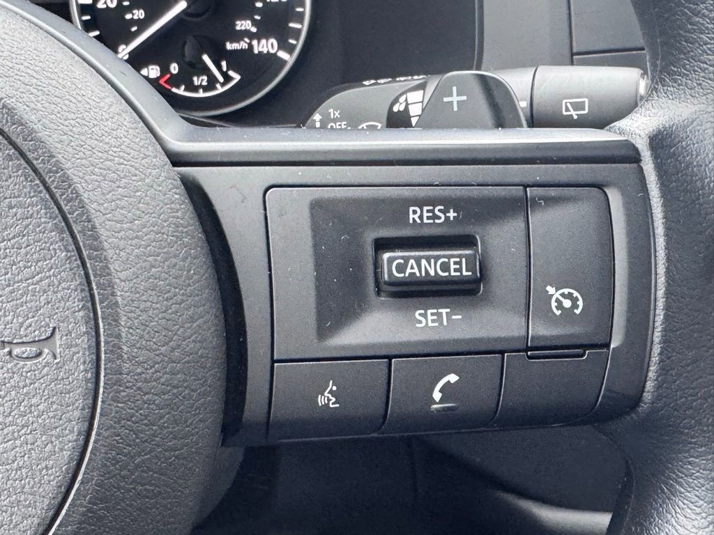 Used 2025 Nissan Pathfinder S image 9