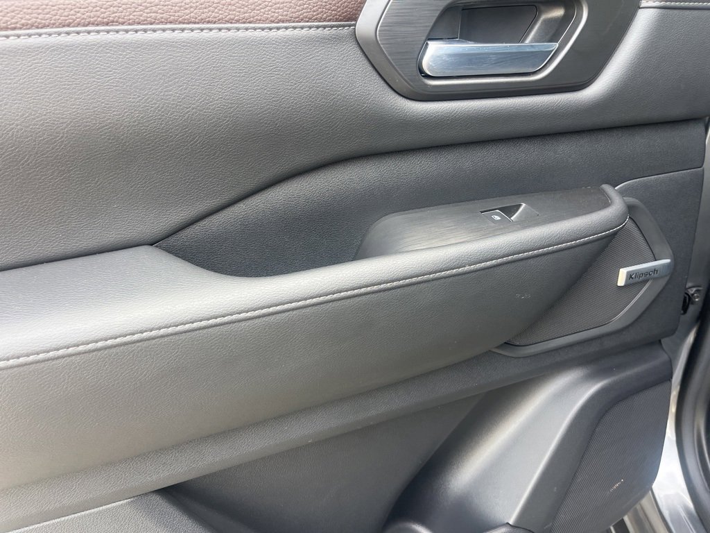 Used 2025 Nissan Armada SL image 31