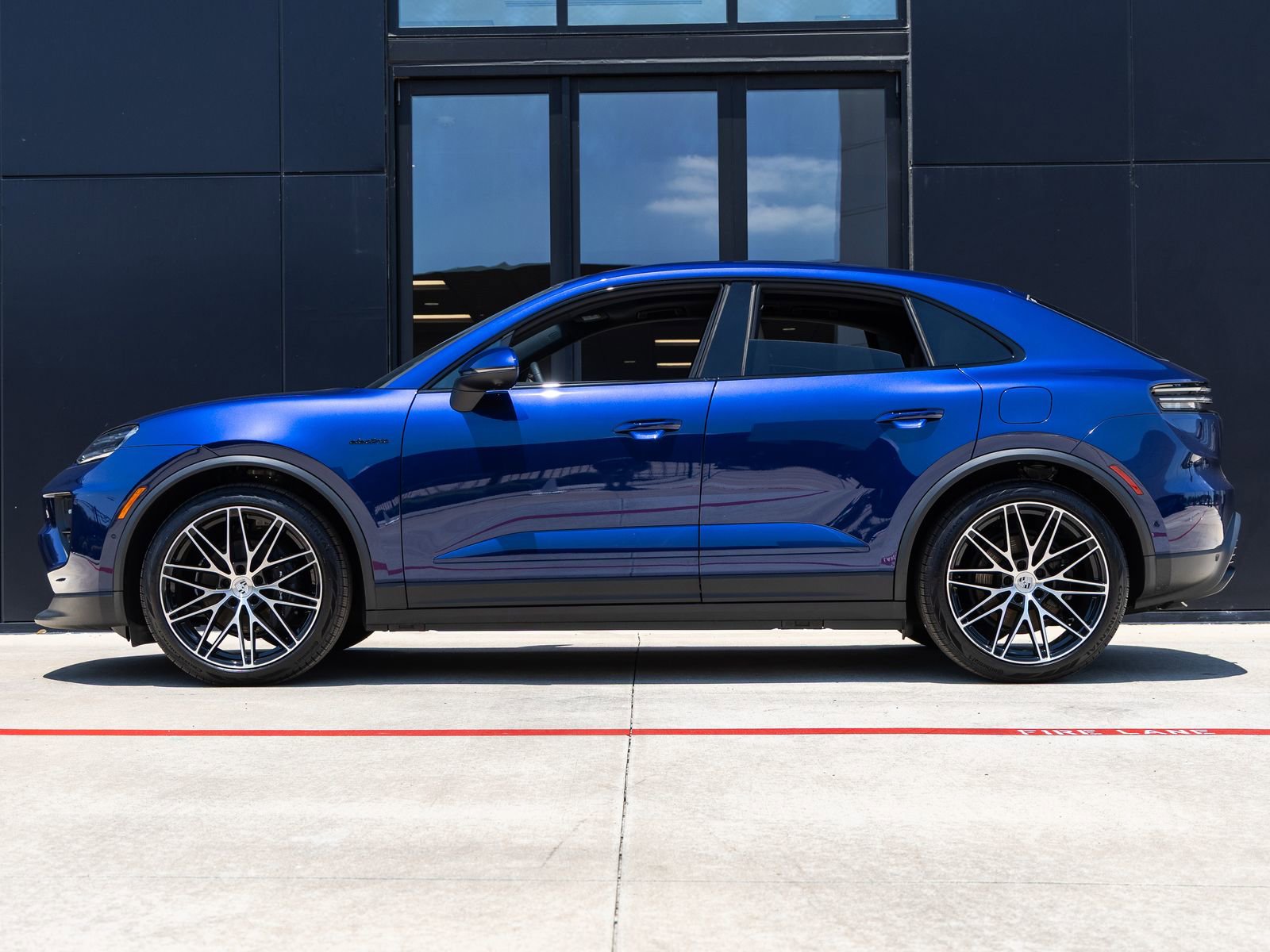 New 2025 Porsche Macan Electric RWD image 2