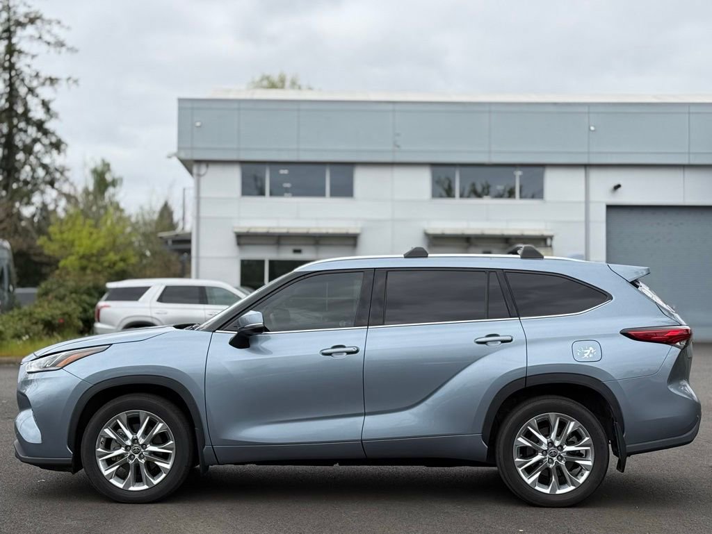 Used 2022 Toyota Highlander Limited AWD/4WD image 2