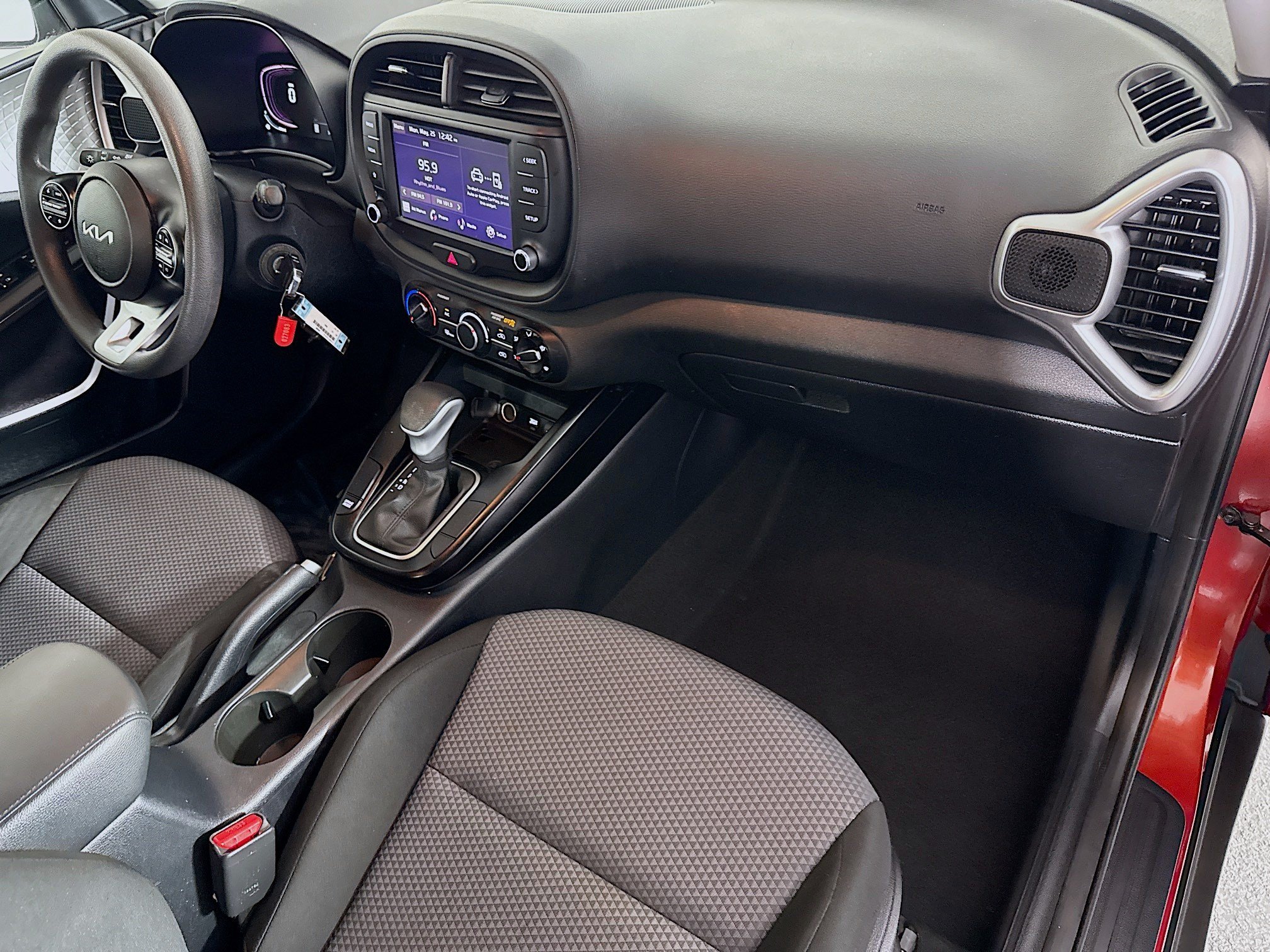 Used 2023 Kia Soul LX w/ LX Technology Package FWD image 29