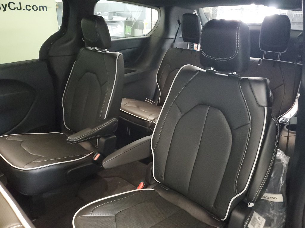 New 2027 Chrysler Pacifica Limited FWD image 28