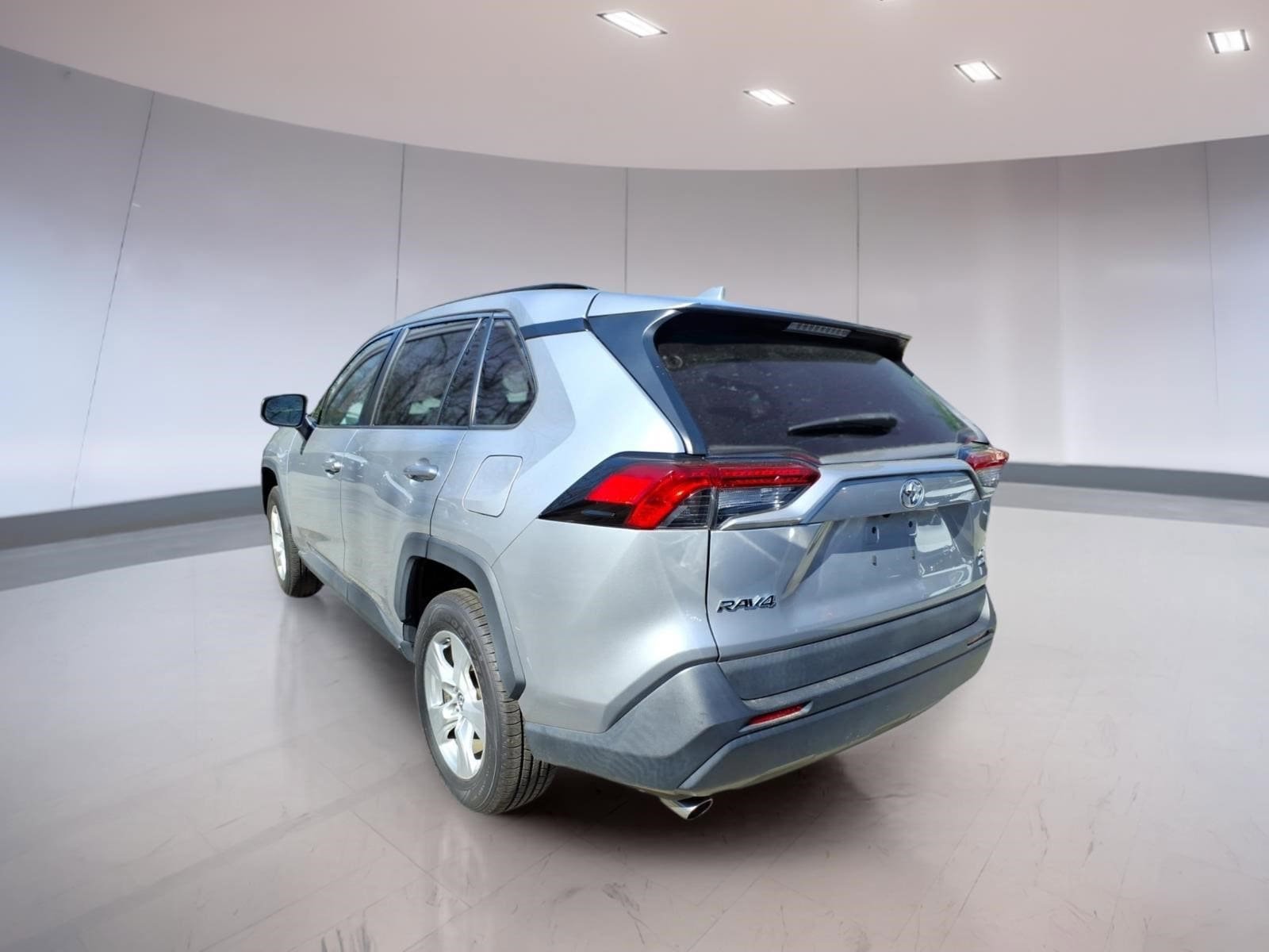 Used 2019 Toyota RAV4 XLE AWD/4WD image 3