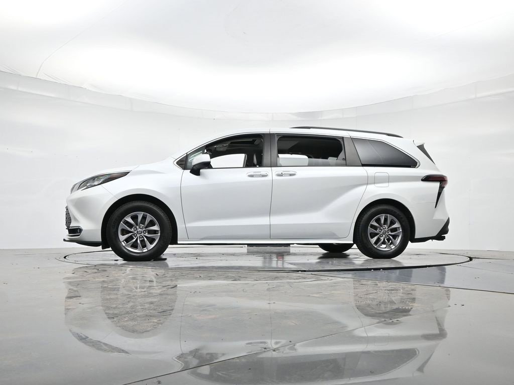 Used 2022 Toyota Sienna XLE image 34