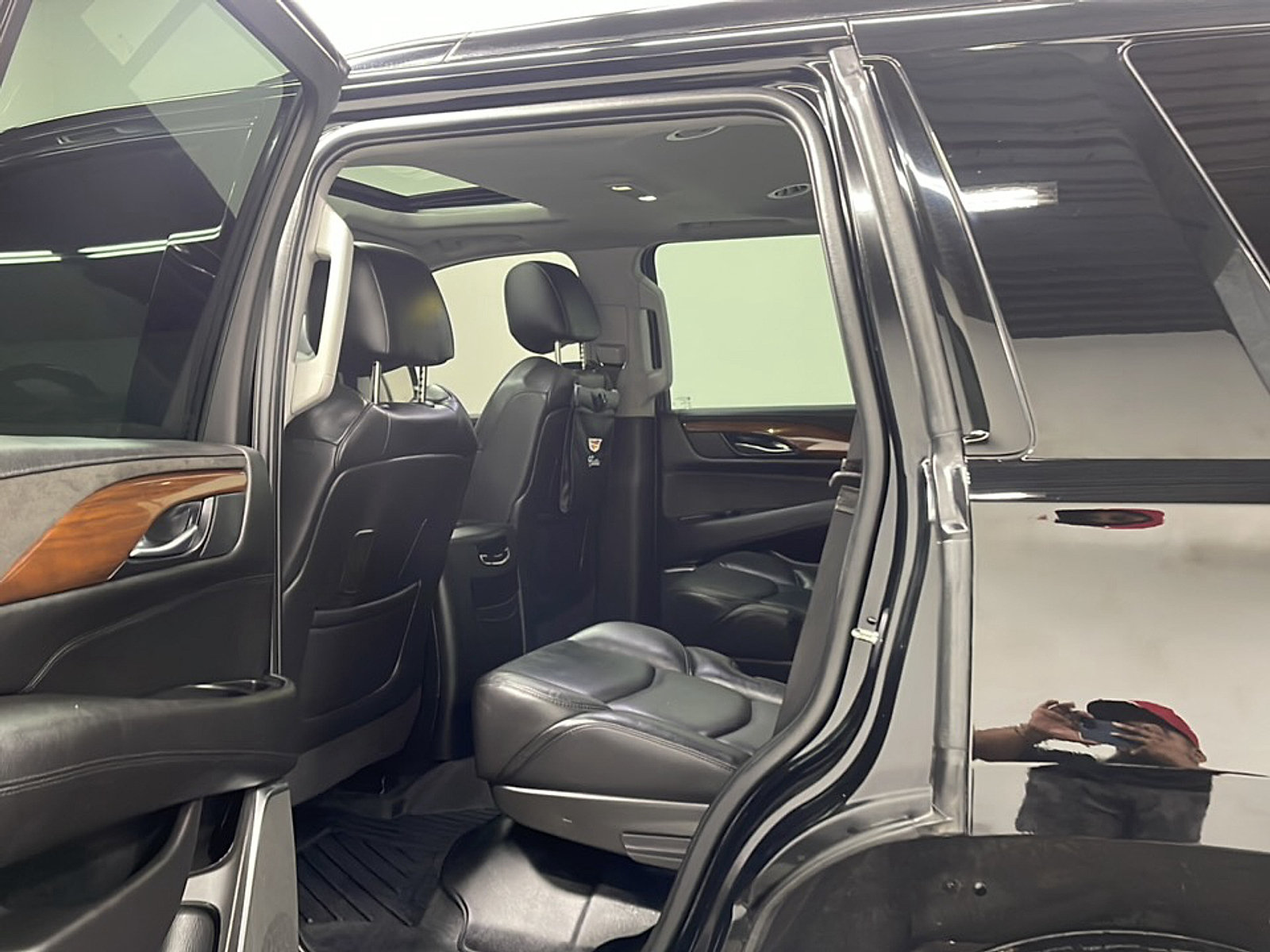 Used 2020 Cadillac Escalade Luxury w/ Escalade Sport Edition AWD/4WD image 15