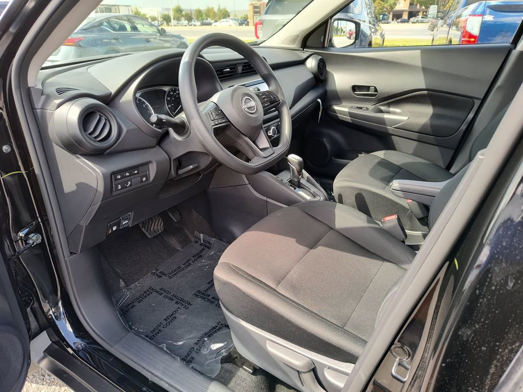 Used 2025 Nissan Kicks Play S image 2