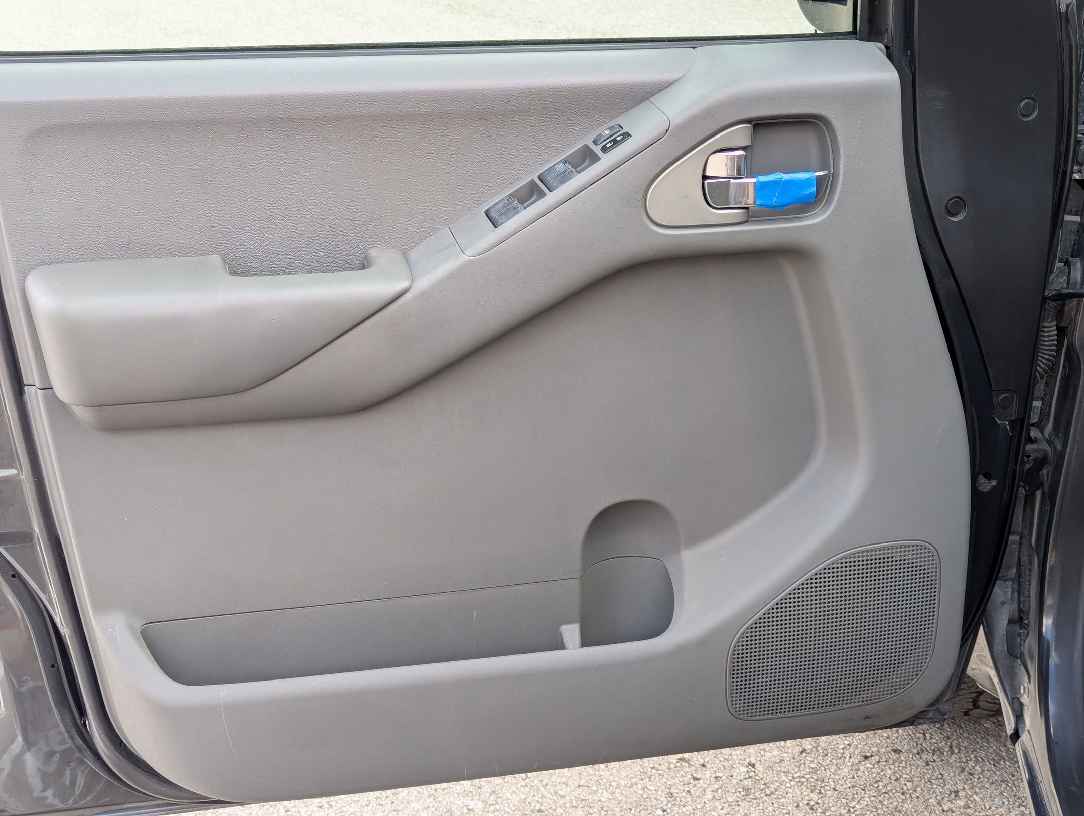 Used 2010 Nissan Frontier SE image 11