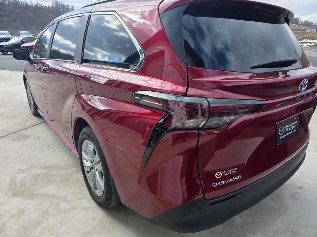 Used 2025 Toyota Sienna XLE w/ XLE Plus Package image 5