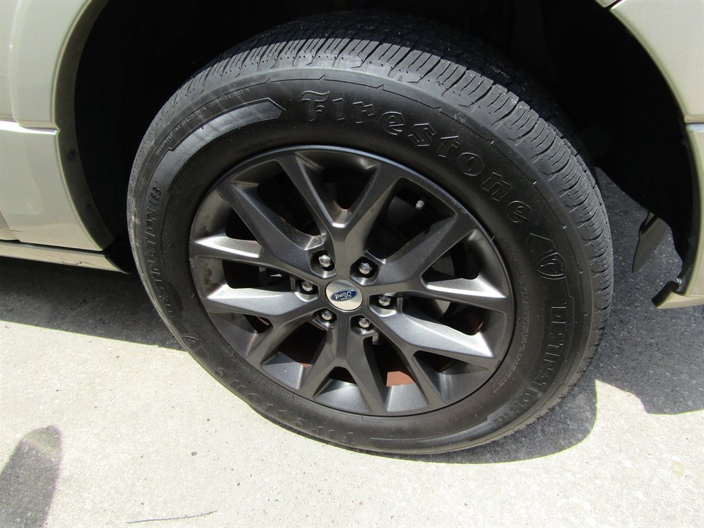 Used 2017 Ford Expedition Limited w/ Equipment Group 301A RWD image 11
