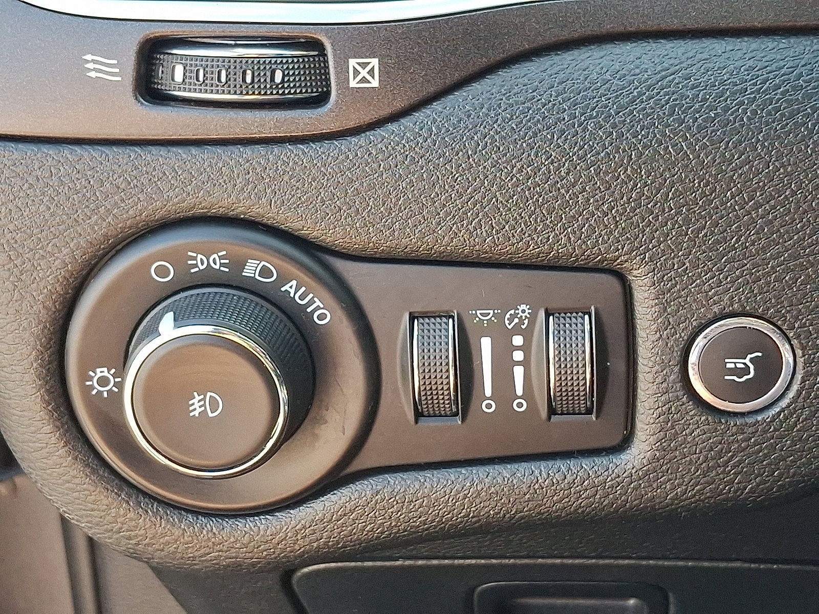 Used 2022 Jeep Cherokee Trailhawk w/ Comfort/Convenience Group AWD/4WD image 25