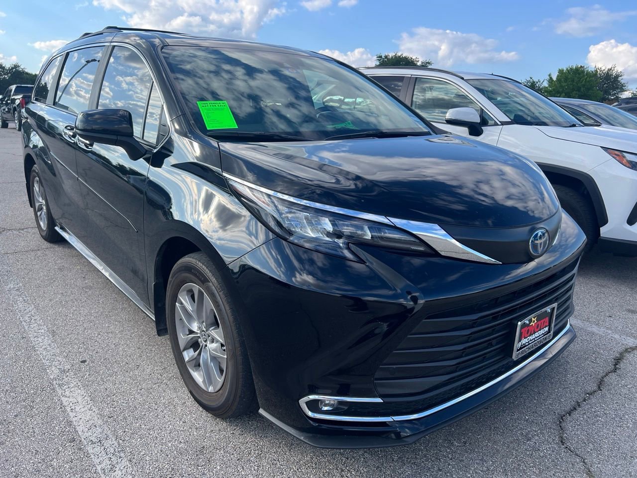 Used 2024 Toyota Sienna XLE FWD image 3