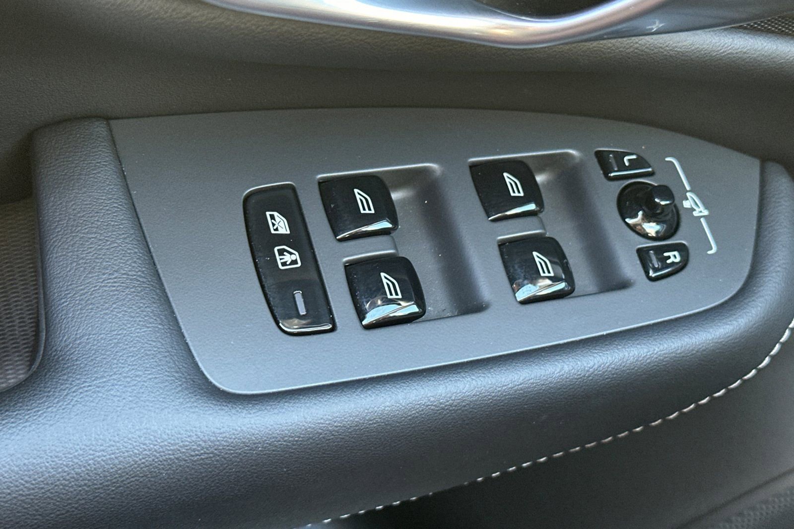 Used 2024 Volvo XC90 T8 Ultimate w/ Protection Package image 15