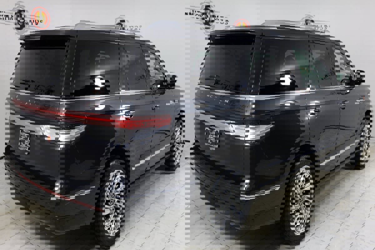 Used 2023 Lincoln Navigator Reserve image 3