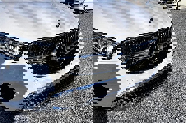 Used 2025 Mercedes-Benz GLC 300 4MATIC image 5