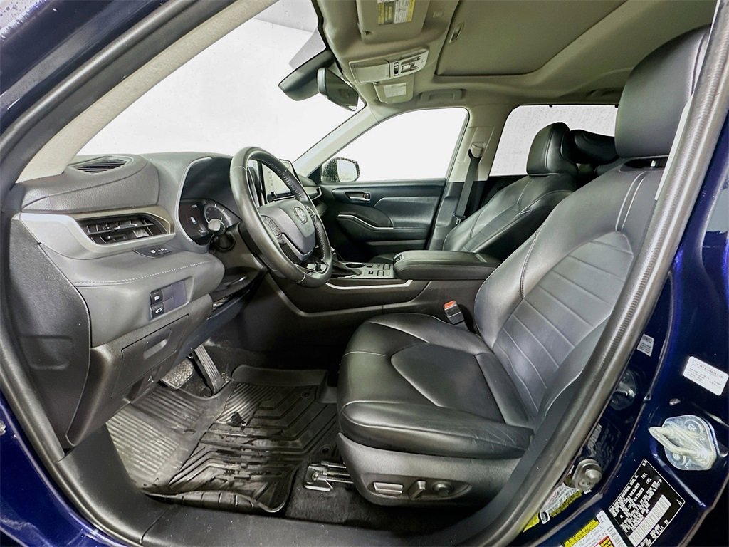 Used 2021 Toyota Highlander XLE image 16