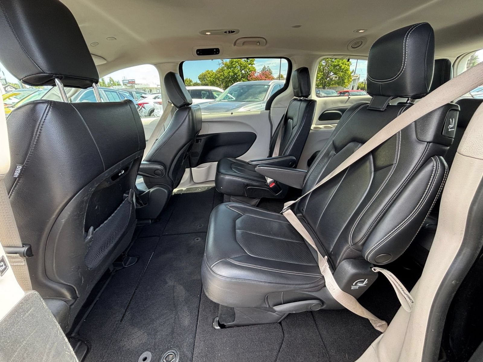 Used 2022 Chrysler Pacifica Touring-L FWD image 27