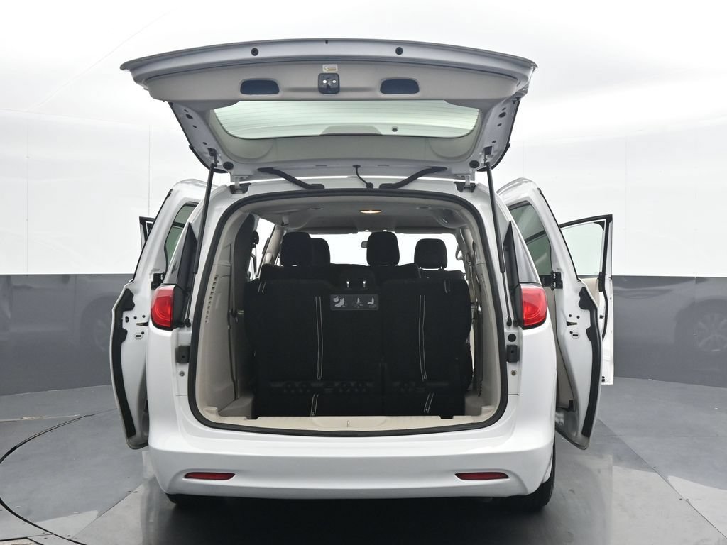 Used 2020 Chrysler Voyager L FWD image 36