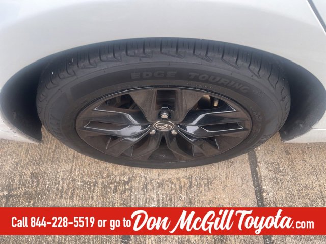 Certified 2022 Toyota Avalon XLE image 4