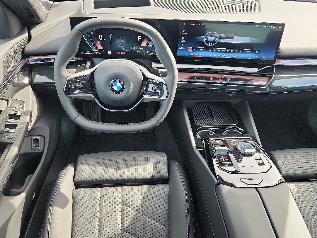 Used 2025 BMW 540i xDrive w/ Premium Package AWD/4WD image 4