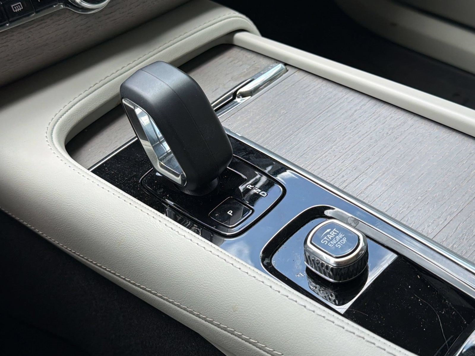 Certified 2024 Volvo XC90 T8 Plus w/ Protection Package Premier AWD/4WD image 15