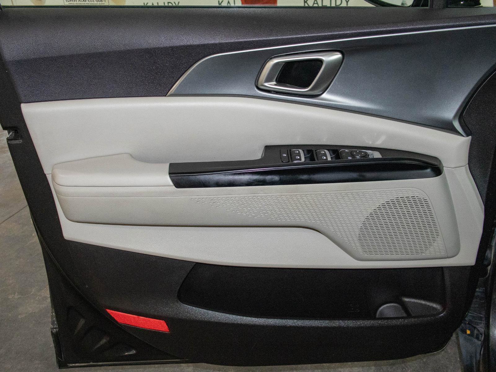 Used 2024 Kia Carnival LX image 10