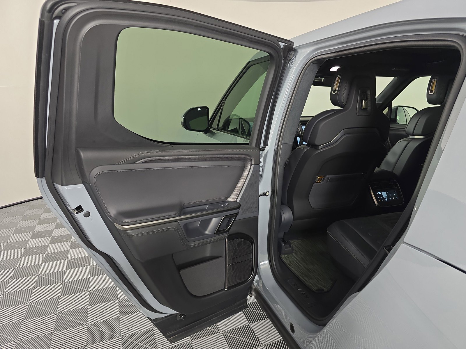 Used 2023 Rivian R1T Launch Edition image 17