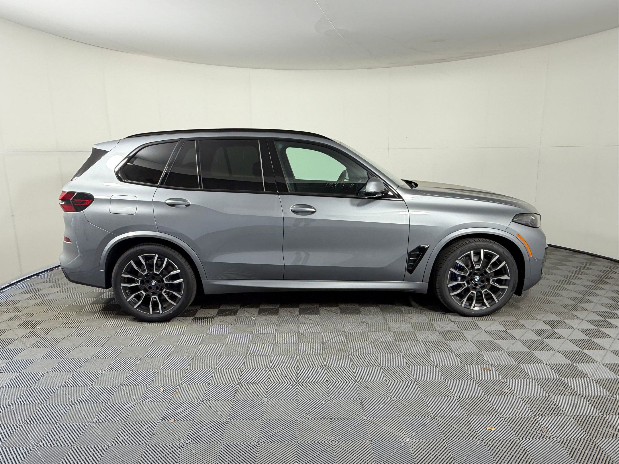 New 2026 BMW X5 xDrive50e w/ Executive Package image 8