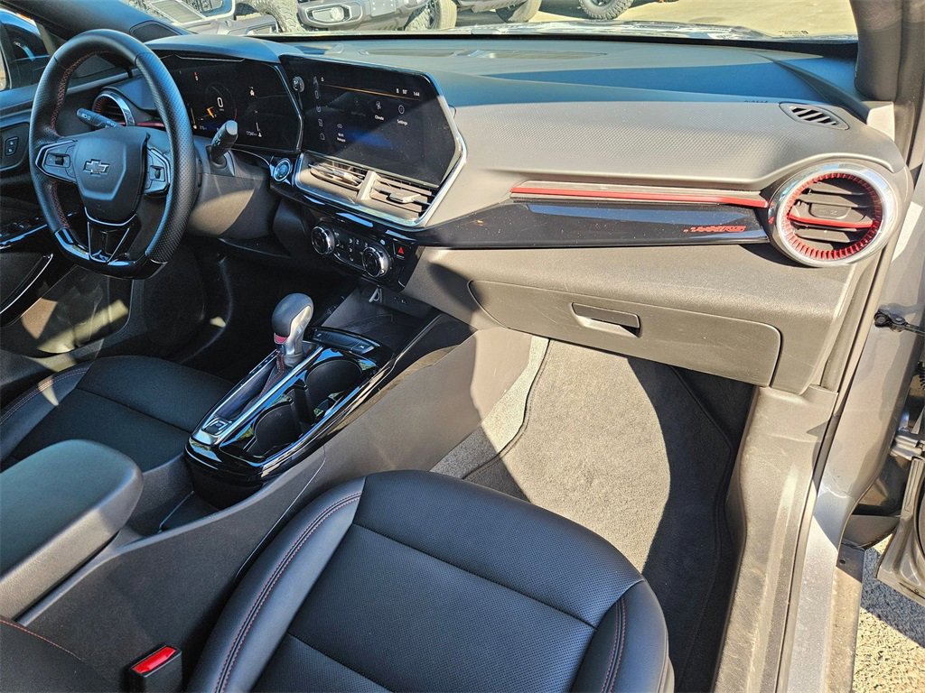 Used 2024 Chevrolet Trax RS w/ Sunroof Package image 19