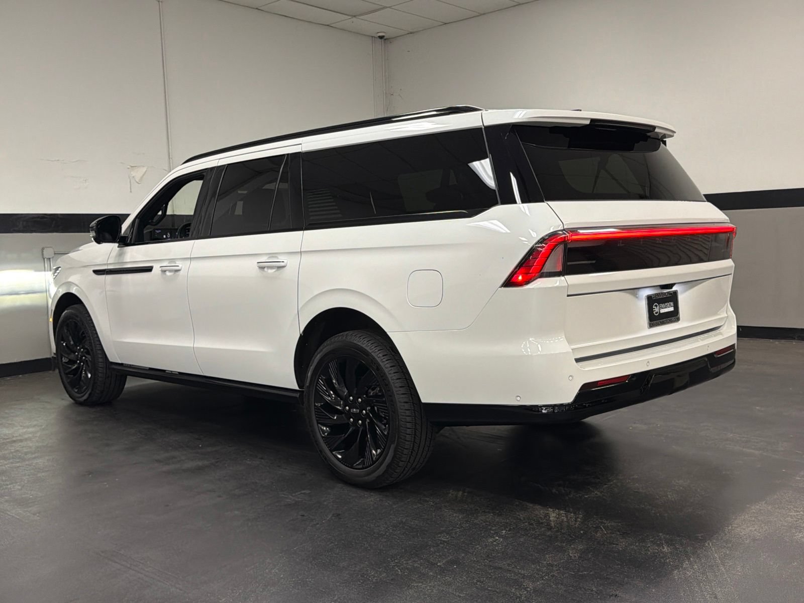 Used 2025 Lincoln Navigator L Reserve w/ Jet Appearance Package AWD/4WD image 8