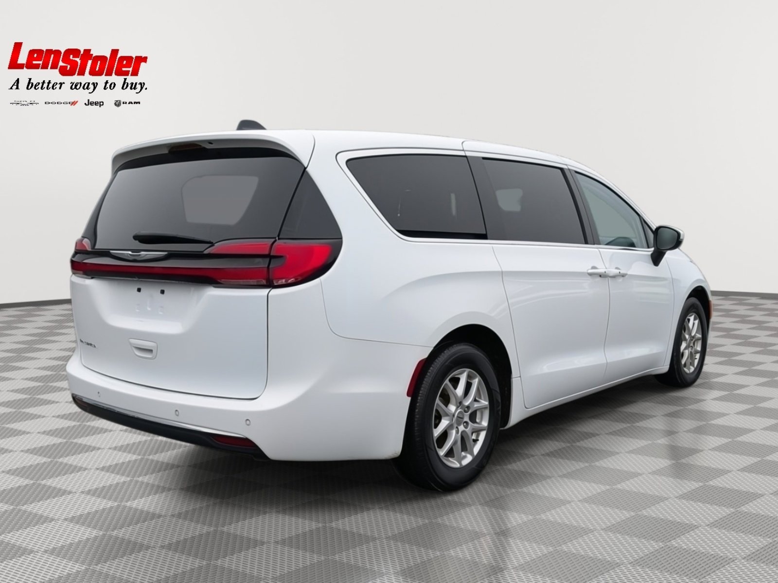 Used 2023 Chrysler Pacifica Touring-L image 5
