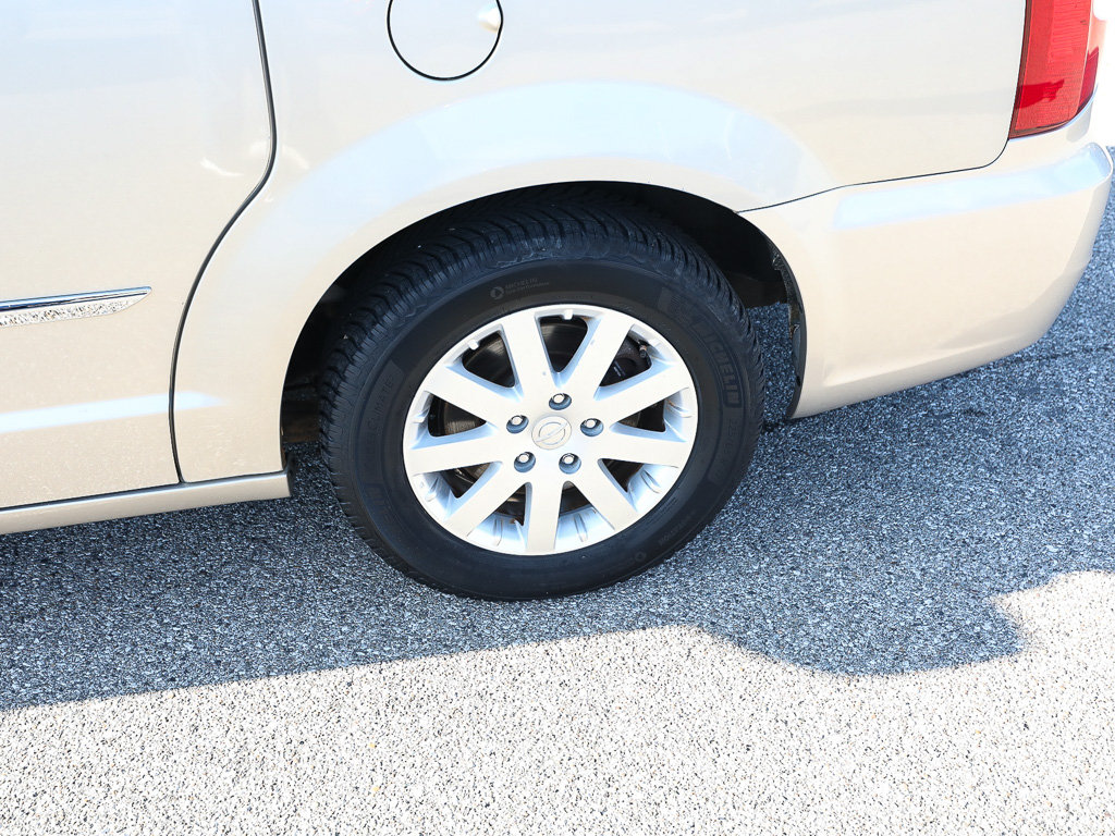 Used 2015 Chrysler Town & Country Touring w/ Driver Convenience Group FWD image 3