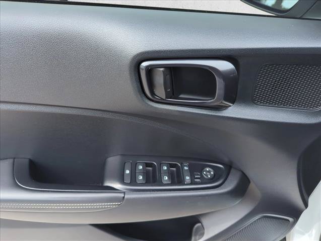 Used 2023 Hyundai Venue Limited FWD image 12
