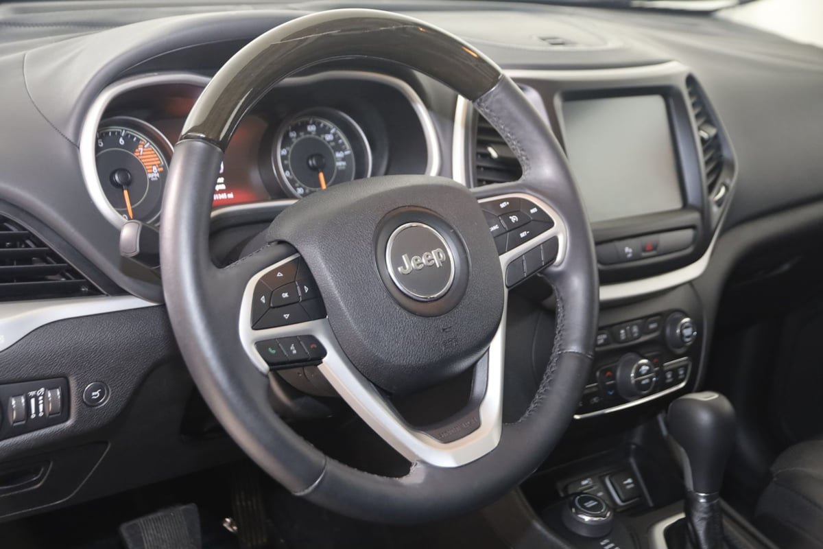 Used 2018 Jeep Cherokee Overland AWD/4WD image 6