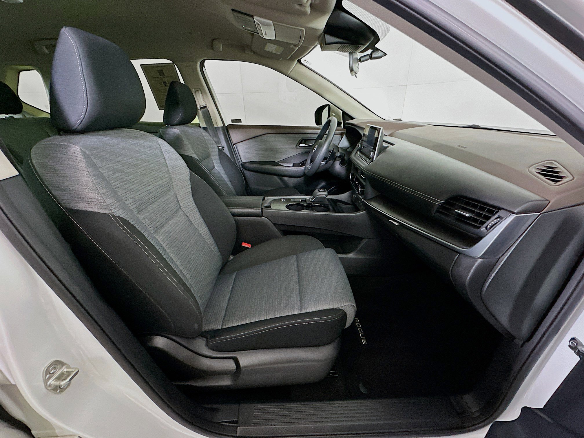 Used 2023 Nissan Rogue SV image 29