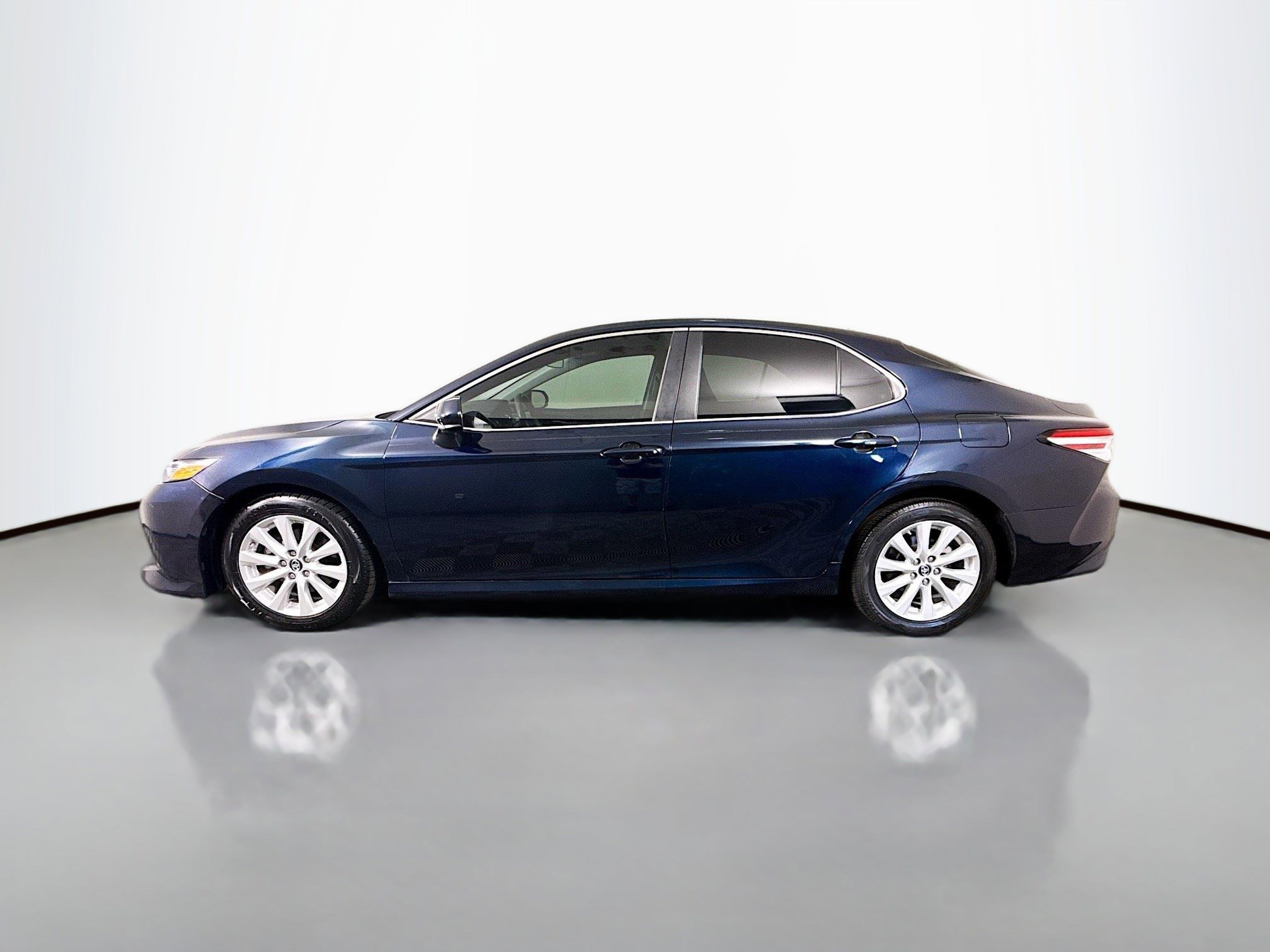 Used 2019 Toyota Camry LE FWD image 6