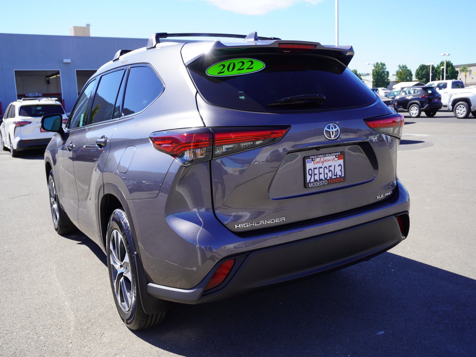 Used 2022 Toyota Highlander XLE AWD/4WD image 8