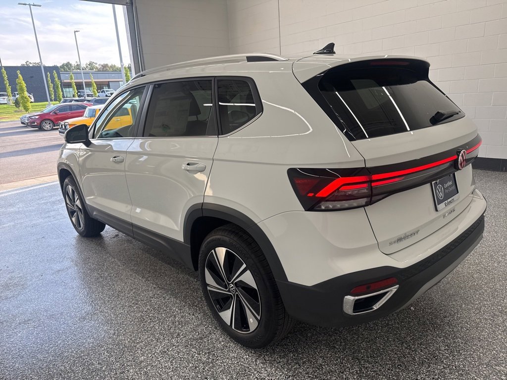 Certified 2025 Volkswagen Taos SE image 2