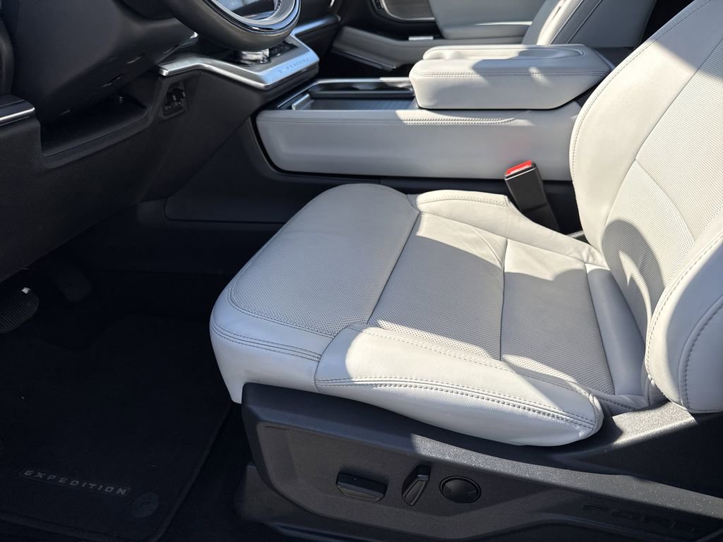 Used 2025 Ford Expedition Platinum w/ Driver's Package image 9