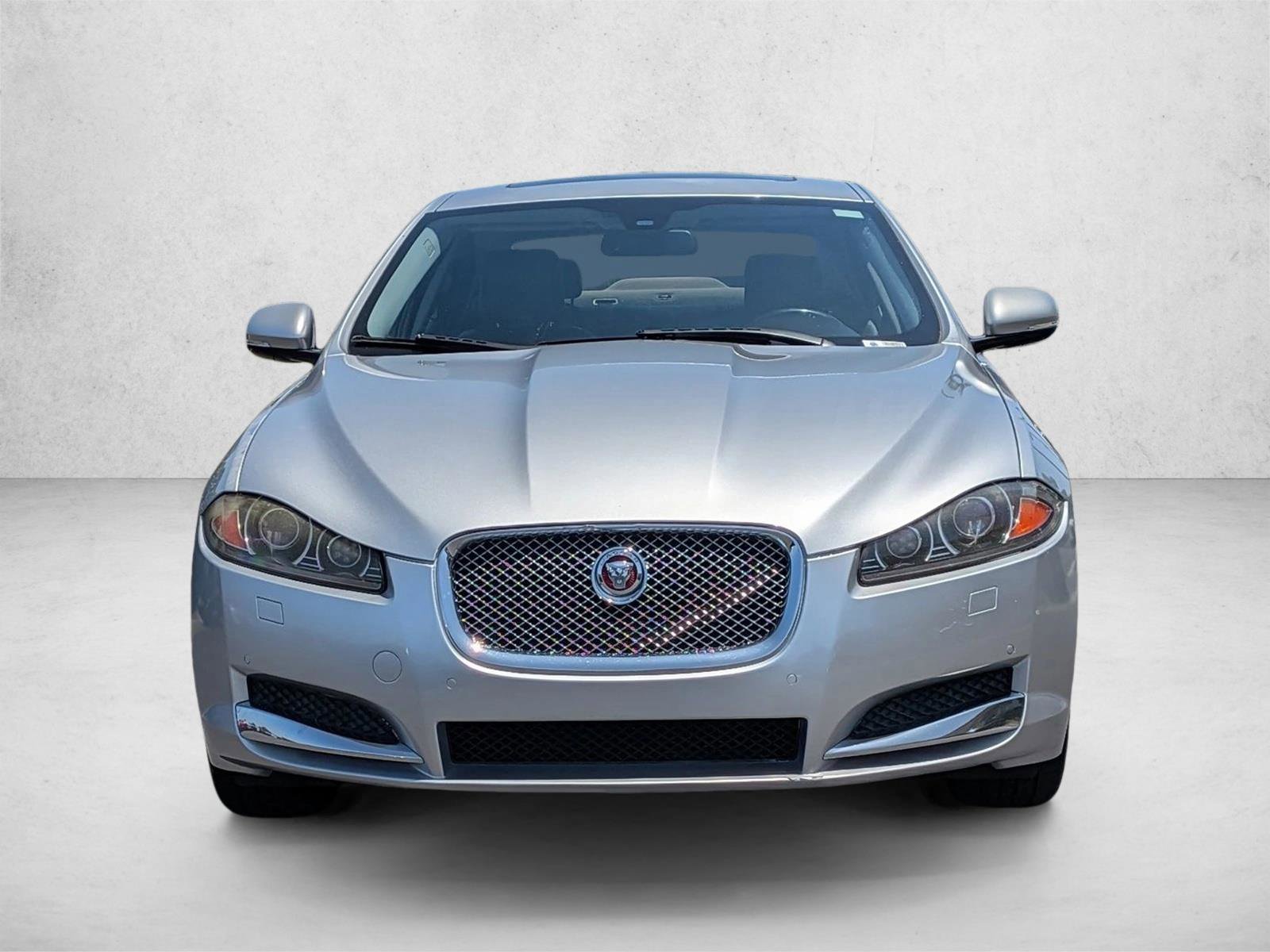 Used 2015 Jaguar XF Premium RWD image 3