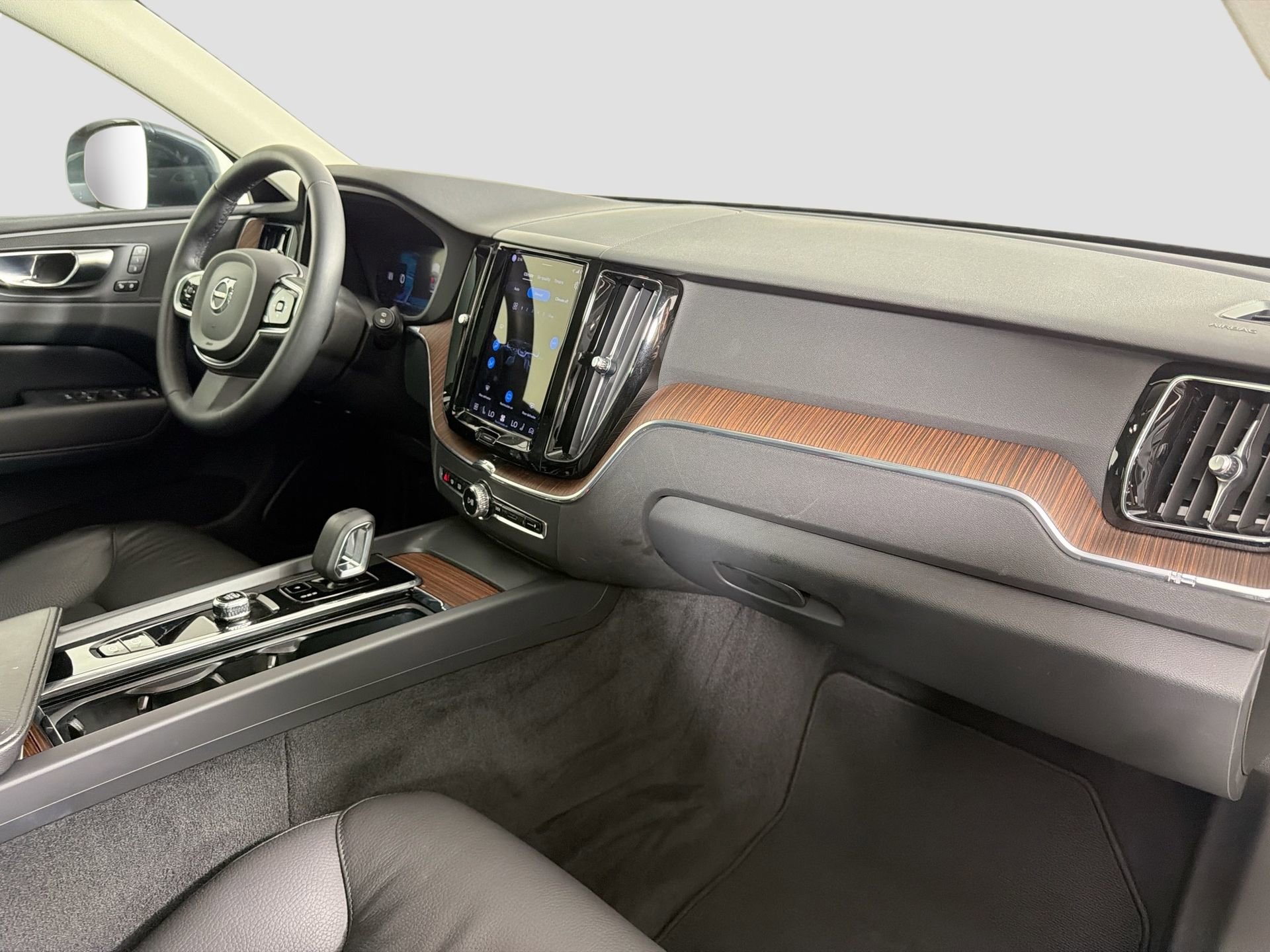 Certified 2023 Volvo XC60 B5 Plus AWD/4WD image 29