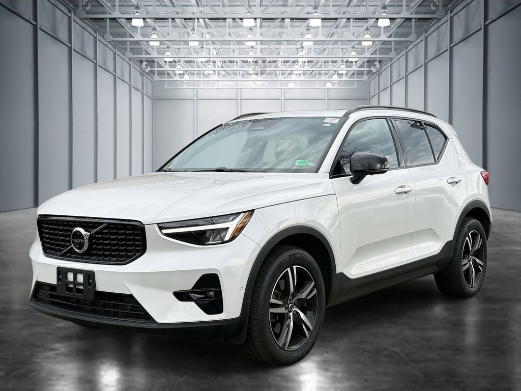 Used 2023 Volvo XC40 B5 Plus w/ Driver Assist Package image 1